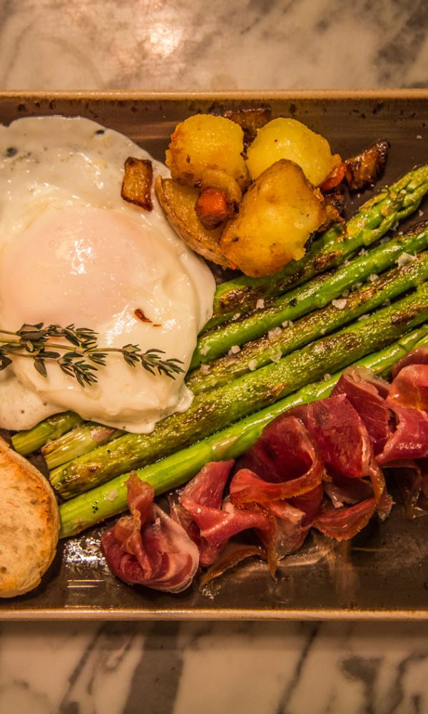 Delicioso plato de comida de brunch en restaurante en el barrio de Salamanca